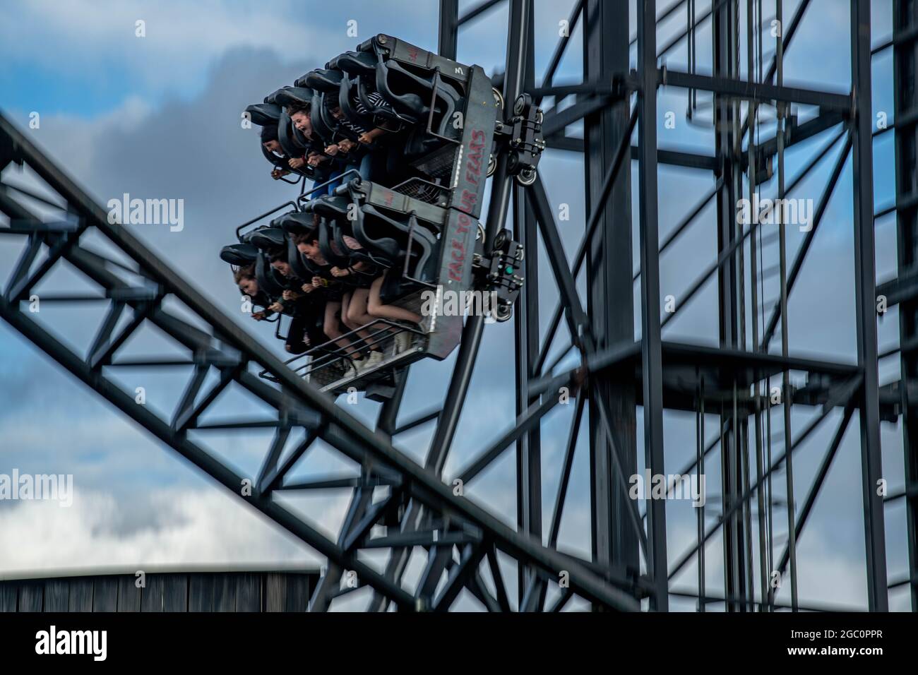 Sah die Fahrt JIGSAW Killer Movie Themed Rollercoaster Thorpe Park Theme Park Panning Shots Stockfoto