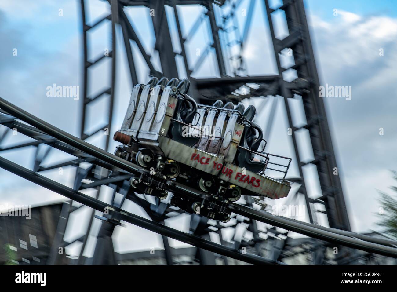 Sah die Fahrt JIGSAW Killer Movie Themed Rollercoaster Thorpe Park Theme Park Panning Shots Stockfoto