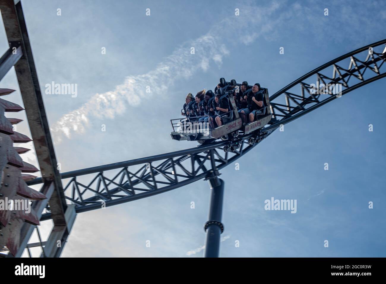 Sah die Fahrt JIGSAW Killer Movie Themed Rollercoaster Thorpe Park Theme Park Panning Shots Stockfoto