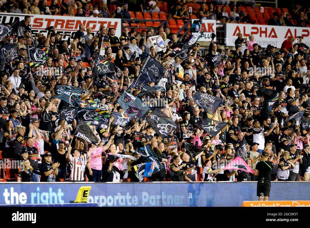 SYDNEY, AUSTRALIEN - 25. MÄRZ: Panthers-Fans während des dritten NRL-Spiels zwischen den Penrith Panthers und Melbourne Storm im BlueBet Stadium am 25. März 2021 in Sydney, Australien. Quelle: Kevin Manning/Speed Media/Alamy Live News Stockfoto