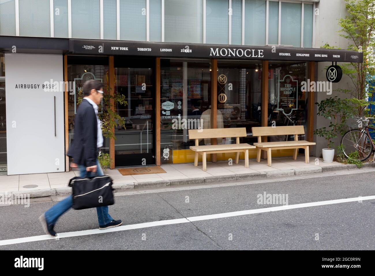 Tokio, Japan. April 2017. Ein Mann geht an einem Monocle-Laden in einem neu modischen Viertel von Tomigaya in Shibuya, Tokio, vorbei. (Foto von Damon Coulter/SOPA Images/Sipa USA) Quelle: SIPA USA/Alamy Live News Stockfoto