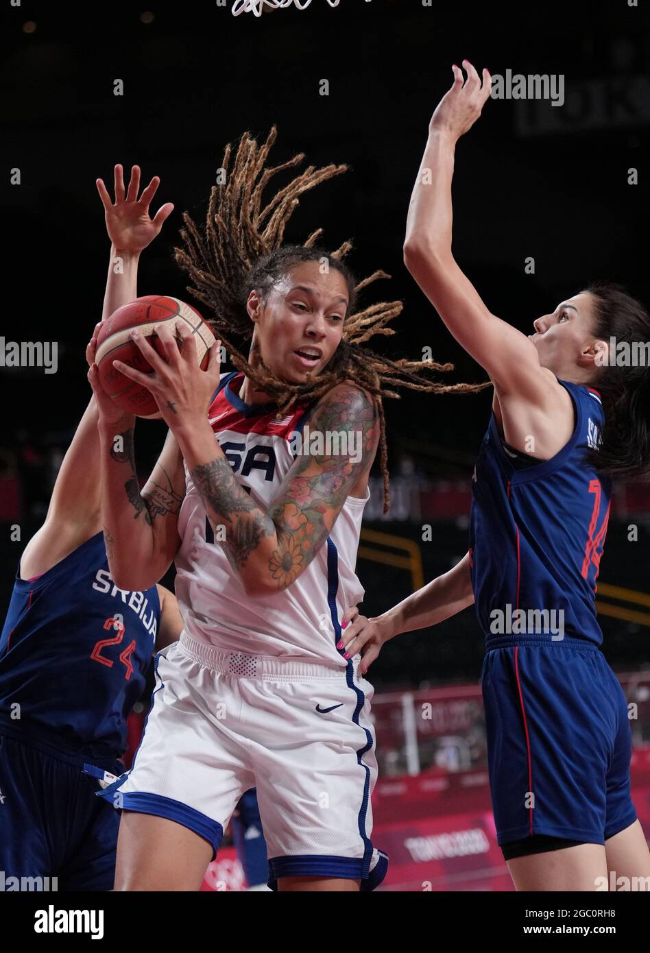 Saitama, Japan. August 2021. Brittney Griner aus den Vereinigten Staaten bricht während des Halbfinales der Frauen zwischen den Vereinigten Staaten und Serbien bei den Olympischen Spielen 2020 in Tokio in Saitama, Japan, am 6. August 2021 durch. Quelle: Meng Yongmin/Xinhua/Alamy Live News Stockfoto