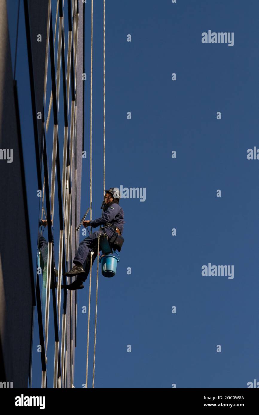 Fensterputzer an seilen -Fotos und -Bildmaterial in hoher Auflösung – Alamy