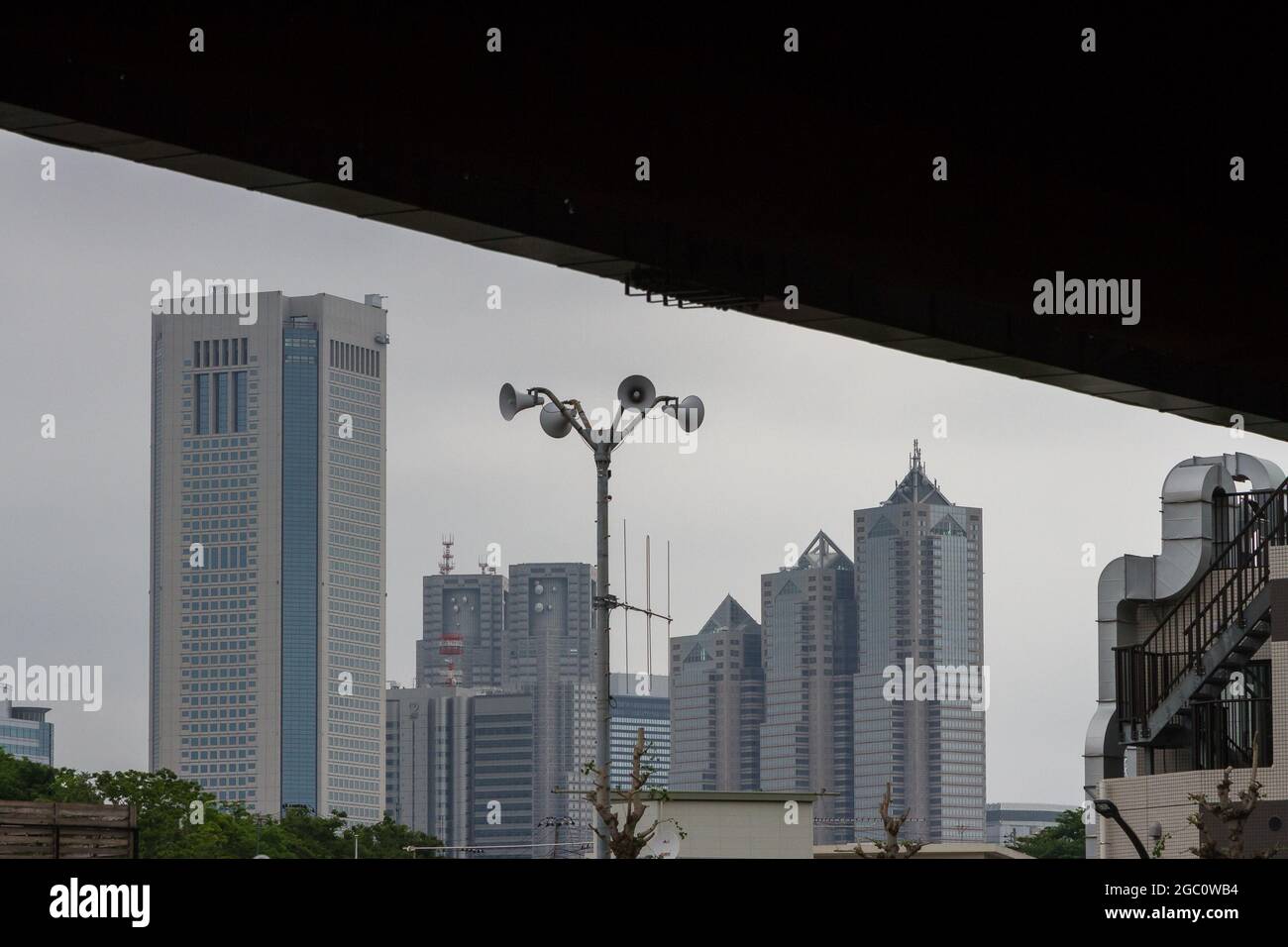 Lautsprecher für öffentliche Ansprachen vor Shinjuku-Wolkenkratzern in Yoyogi-Uehara, Tokio, Japan. Stockfoto