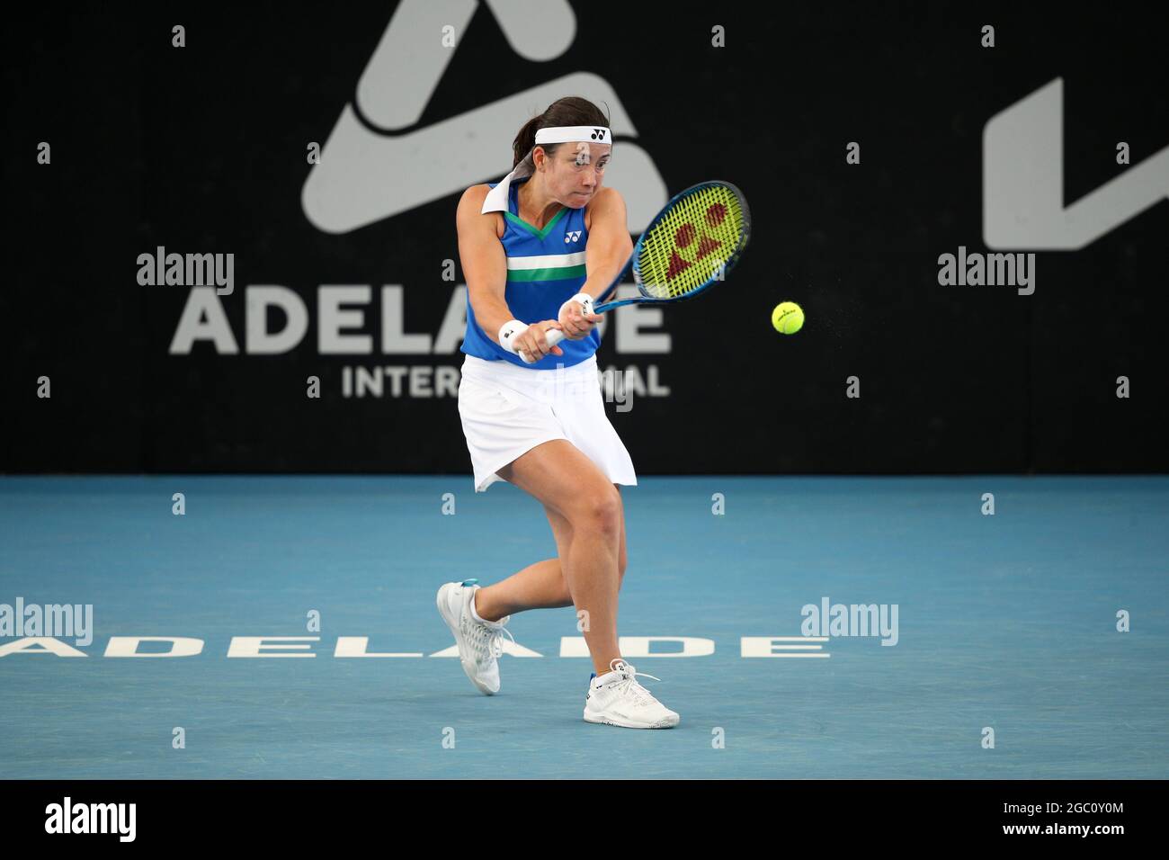 ADELAIDE, AUSTRALIEN - 22. FEBRUAR: Anastasija Sevastova von Lativa trifft am ersten Tag des Adelaide International Tennisturniers am Memorial Drive am 22. Februar 2021 in Adelaide, Australien, eine Rückhand gegen Caroline Garcia aus Frankreich. Quelle: Peter Mundy/Speed Media/Alamy Live News Stockfoto