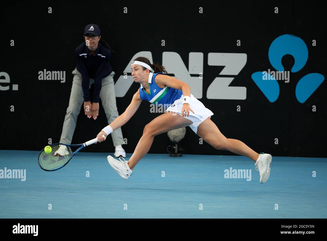 ADELAIDE, AUSTRALIEN - 22. FEBRUAR: Anastasija Sevastova aus Lativa spielt eine Vorhand gegen Caroline Garcia aus Frankreich während ihres Einzelspiels am ersten Tag des Adelaide International Tennisturniers am Memorial Drive am 22. Februar 2021 in Adelaide, Australien. Quelle: Peter Mundy/Speed Media/Alamy Live News Stockfoto