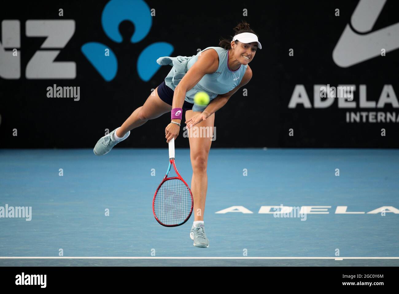 ADELAIDE, AUSTRALIEN - 22. FEBRUAR: Caroline Garcia aus Frankreich spielt am ersten Tag des Adelaide International Tennisturniers am Memorial Drive am 22. Februar 2021 in Adelaide, Australien, gegen den Ball. Quelle: Peter Mundy/Speed Media/Alamy Live News Stockfoto