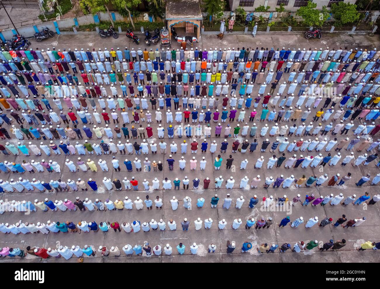 Barishal, Barishal, Bangladesch. August 2021. Eine Luftaufnahme zeigt, dass Menschen an einem muslimischen Begräbnis teilnahmen, das an Covid-19 starb, ohne das Gesundheitsprotokoll aufrechtzuerhalten und ohne jegliche soziale Distanzierung, wo gestern die höchsten Todesfälle bei 264 und in Bangladesch täglich mehr als 16,000 Fälle erreichten. (Bild: © Mustasinur Rahman Alvi/ZUMA Press Wire) Stockfoto