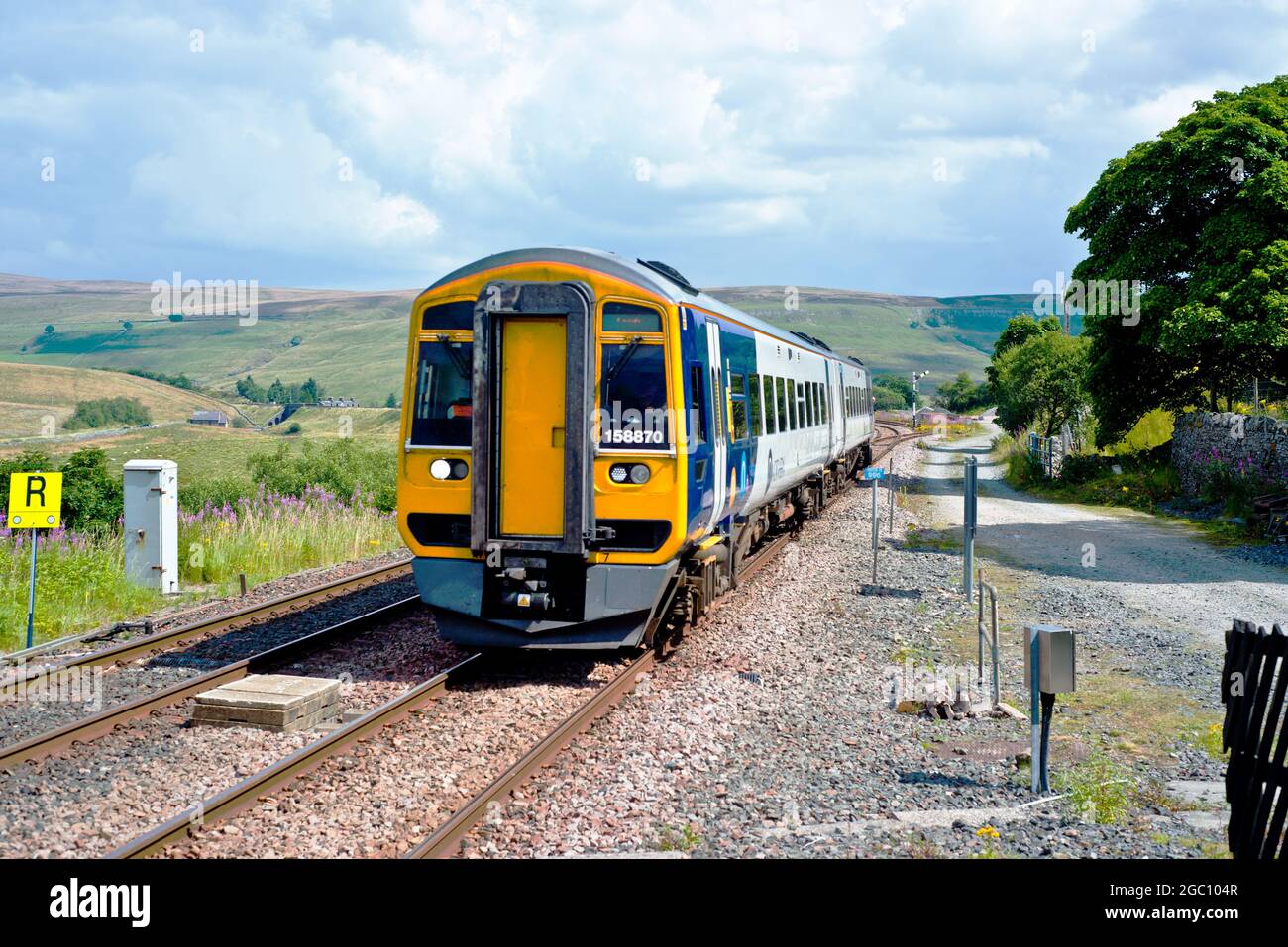 Klasse 158 870 Northern Train nähert sich dem Bahnhof Garsdale, zur Carlisle Railway fahren Stockfoto