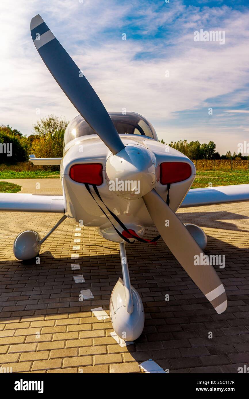 Kleines privates weißes Flugzeug vor dem Flug. Vorderansicht. Nahaufnahme. Stockfoto