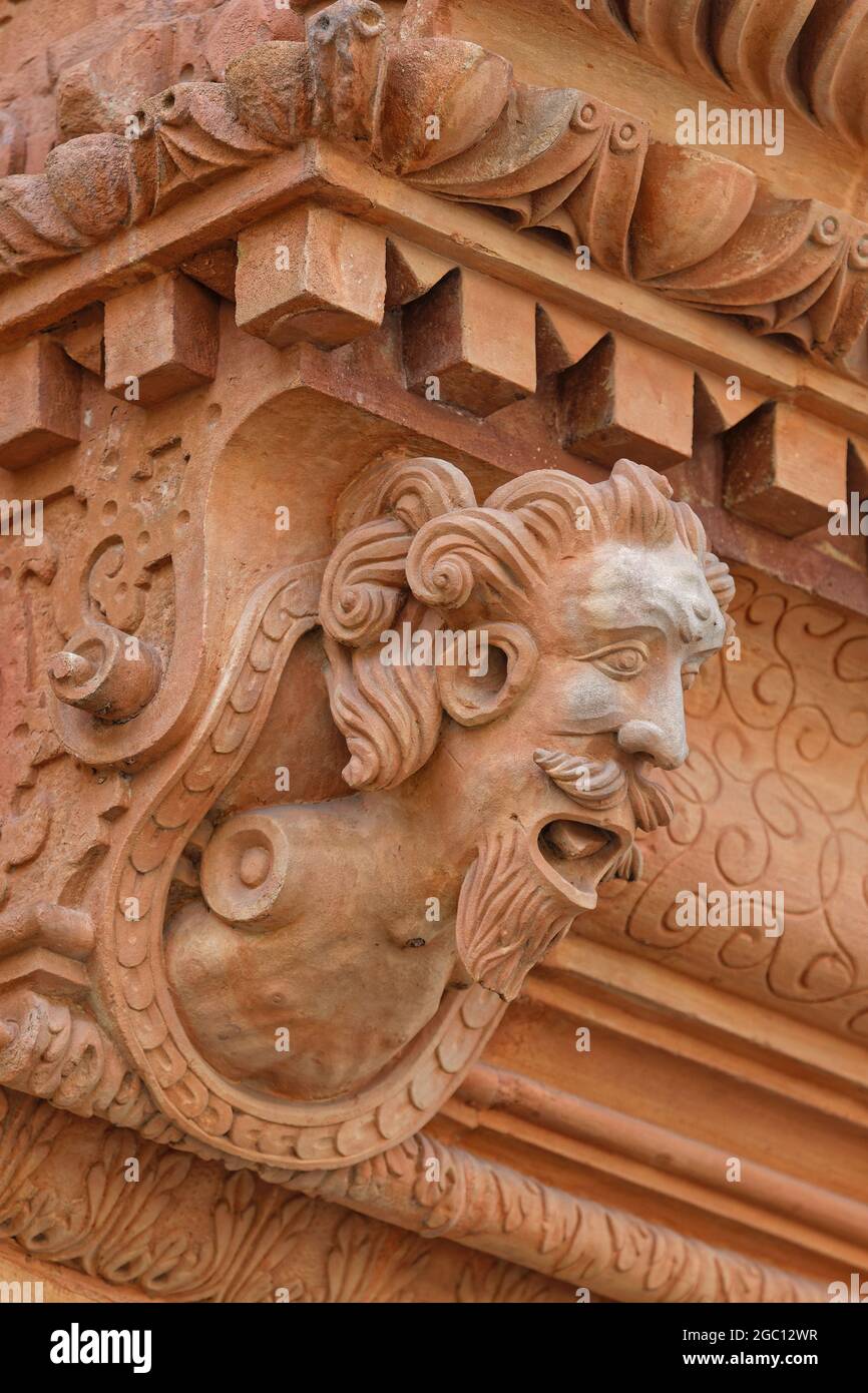 COLMAR, FRANKREICH, 27. Juni 2021 : architektonisches Detail des Maison des Tetes (Haus der Häupter). Dieses Renaissance-Haus verdankt seinen Namen 106 kleinen menschlichen Köpfen Stockfoto