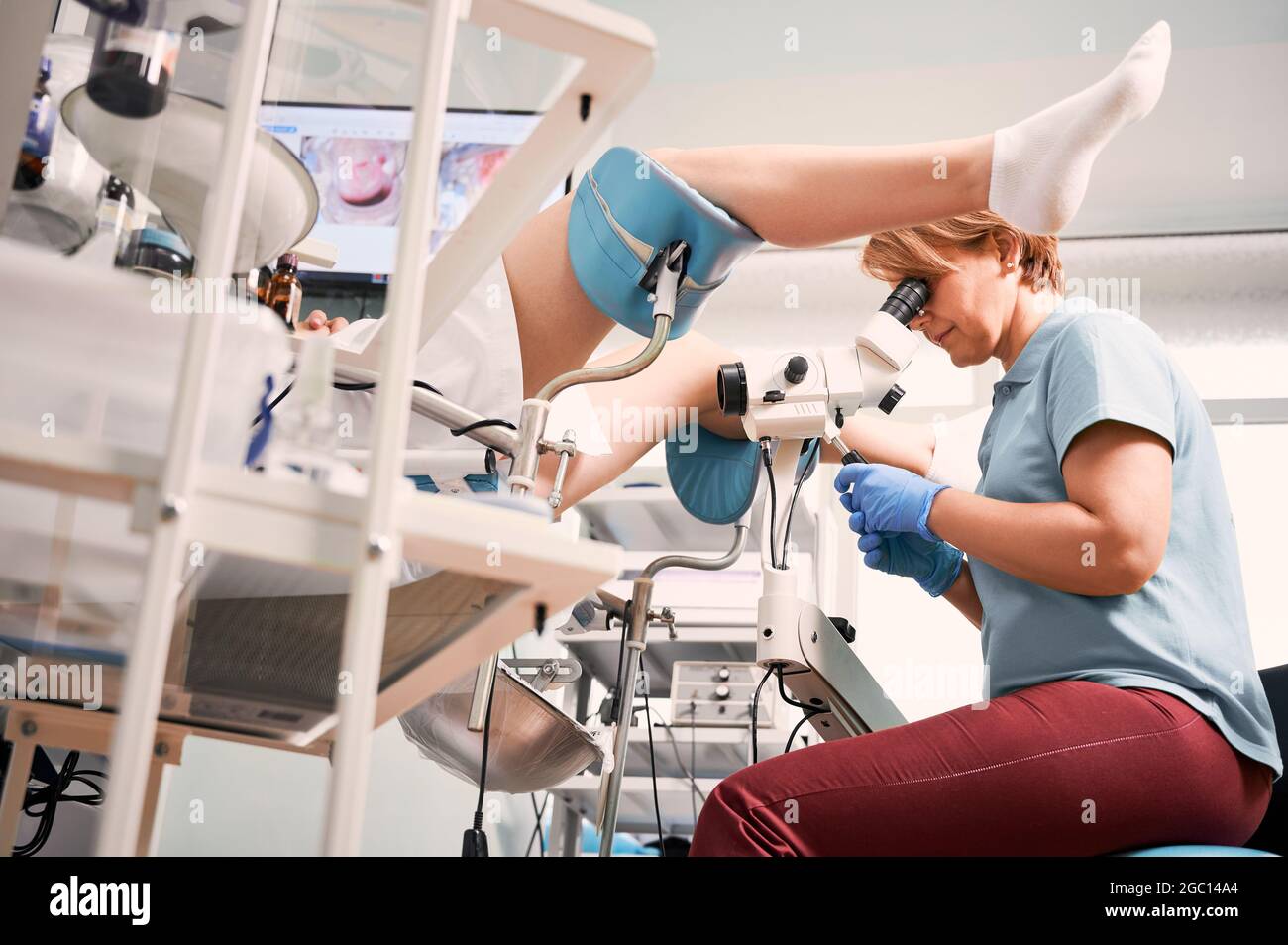 Weibliche Gynäkologin, die Patienten mit Kolposkop in der gynäkologischen  Klinik untersucht. Frau, die auf einem Stuhl sitzt, während der Arzt die  Kolposkopie untersucht. Konz Stockfotografie - Alamy Weibliche Gynäkologin, die Patienten mit Kolposkop in der gynäkologischen  Klinik untersucht. Frau, die auf einem Stuhl sitzt, während der Arzt die  Kolposkopie untersucht. Konz Stockfotografie - Alamy
