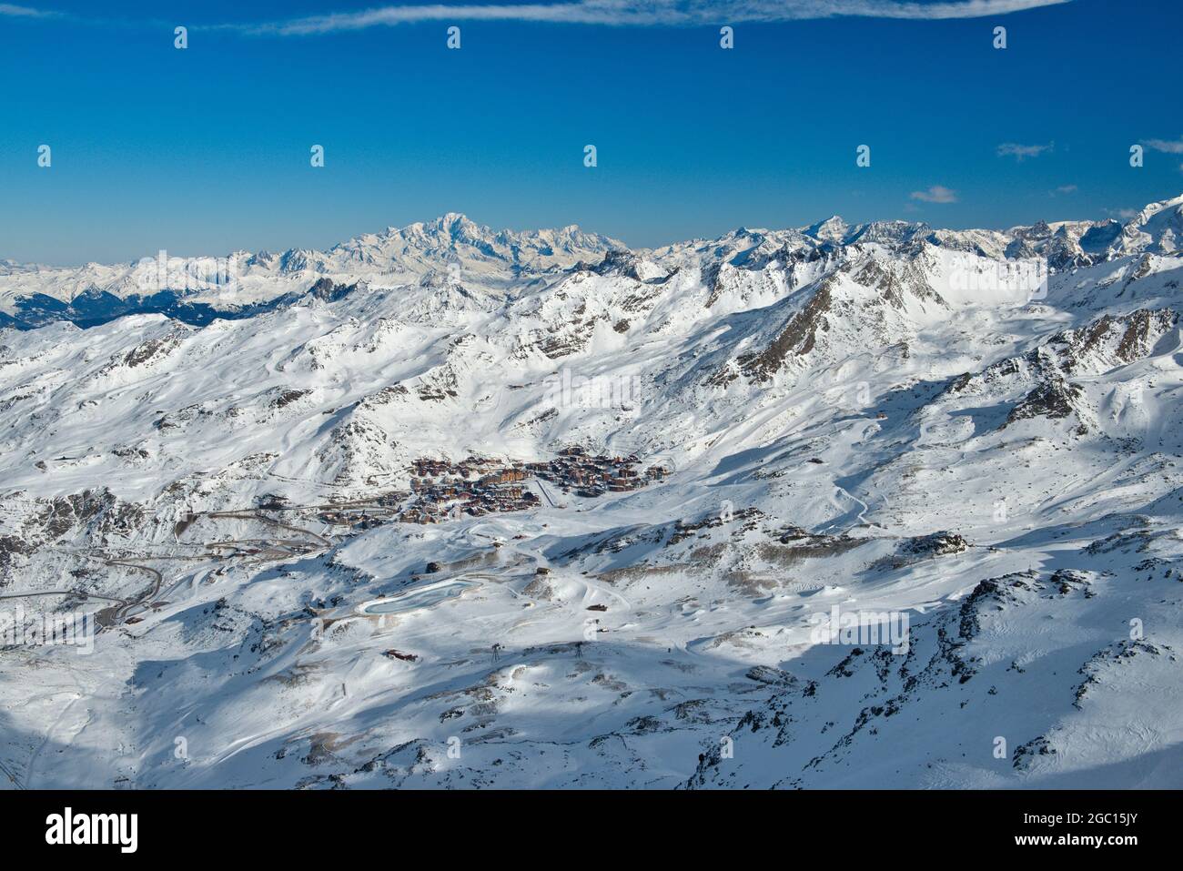 FRANKREICH, SAVOIE (73), SAINT-MARTIN-DE-BELLEVILLE, SKIGEBIET VAL THORENS VOM GIPFEL DES CIME DE CARON UND IM HINTERGRUND DER MONT BLAN Stockfoto