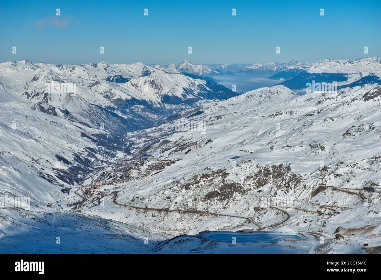 FRANKREICH, SAVOIE (73), SAINT-MARTIN-DE-BELLEVILLE, LES MENUIRES VOM GIPFEL DES CIME DE CARON AUS GESEHEN Stockfoto