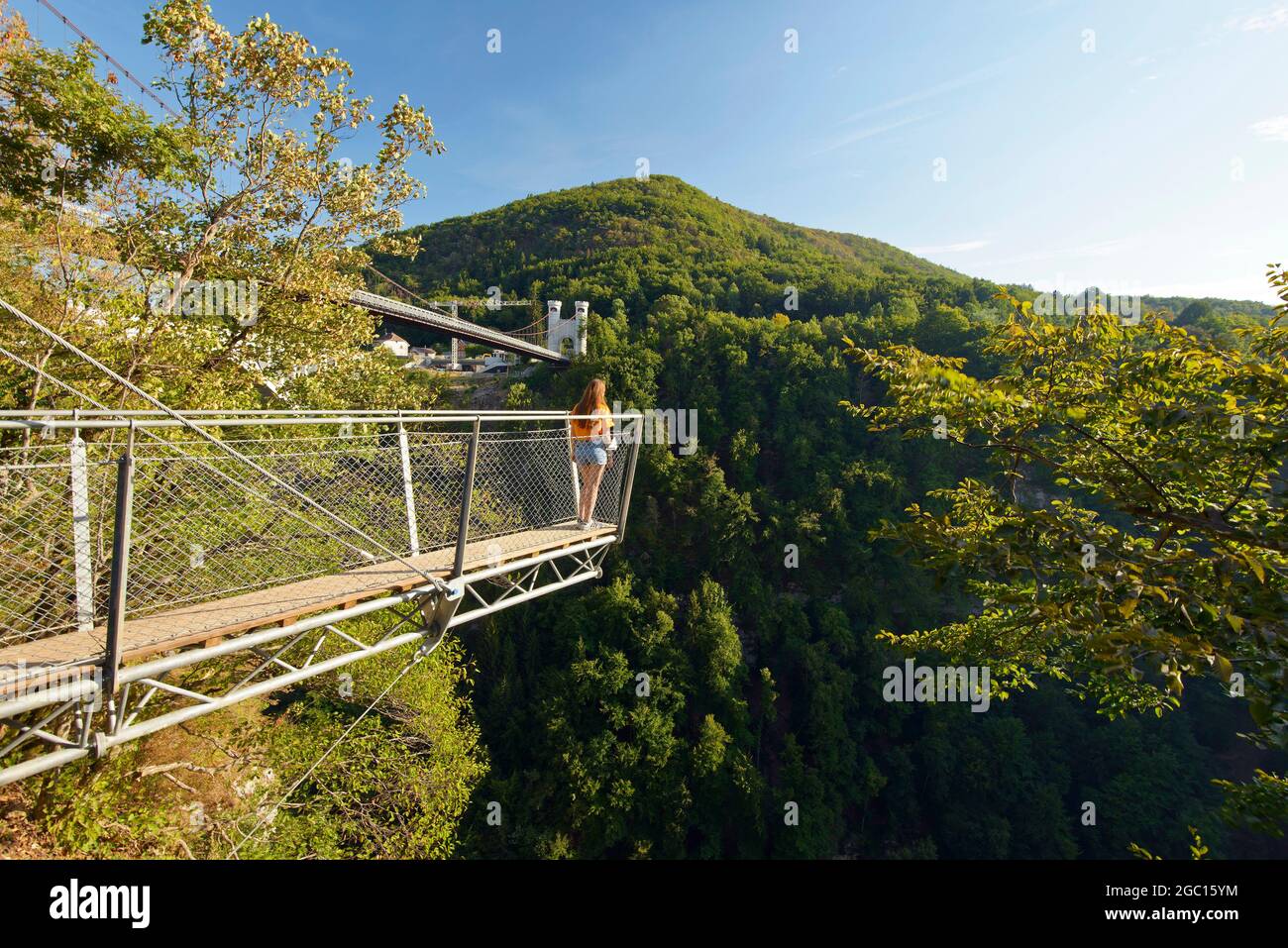 FRANKREICH, HAUTE-SAVOIE (74), CRUSEILLES, CAILLE-BRÜCKE BELVEDERE SCHWEBTE ÜBER DER LEERE UND DEM FLUSS USSES Stockfoto