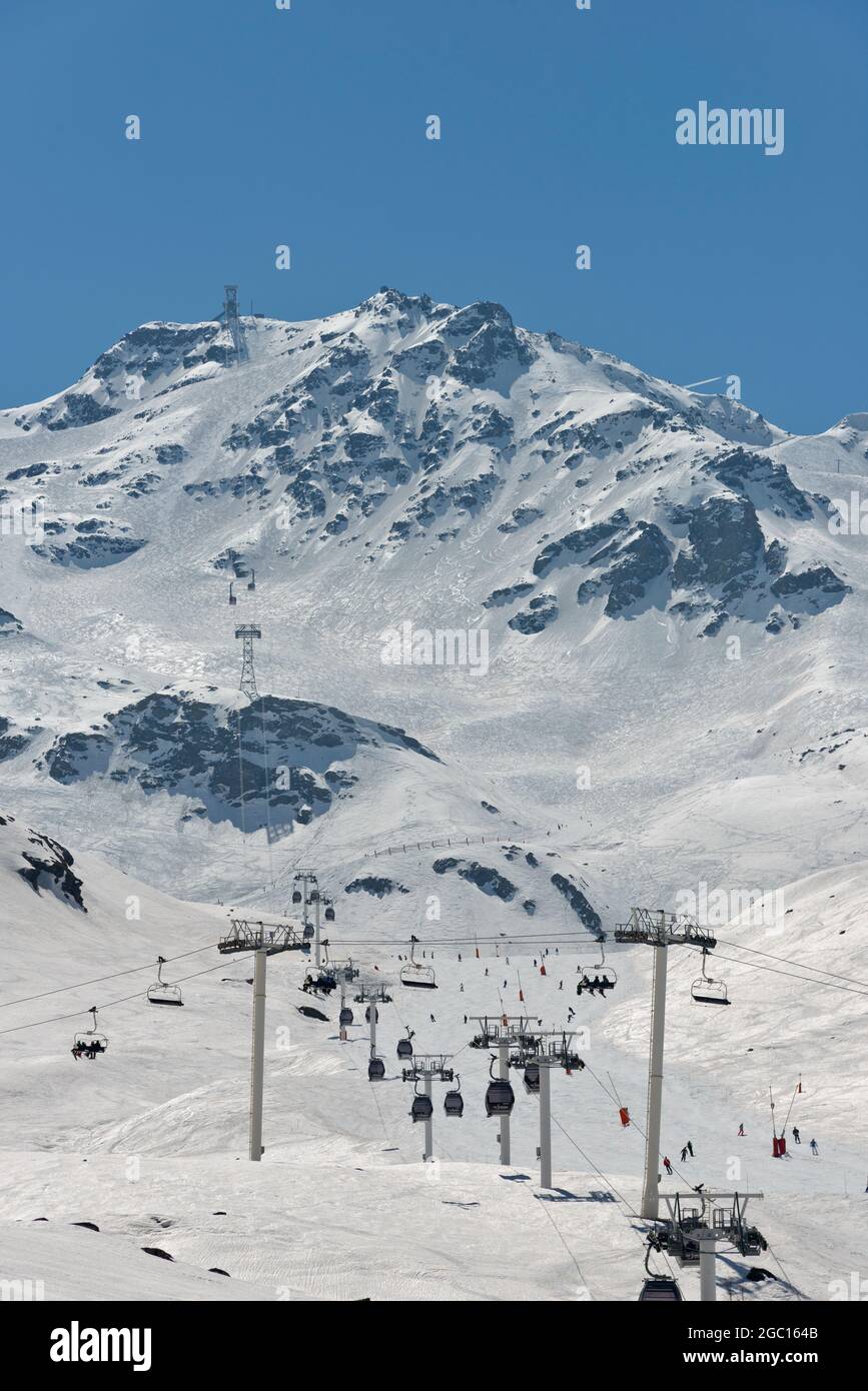 FRANKREICH, SAVOIE (73), TARENTAISE, SAINT-MARTIN-DE-BELLEVILLE, LES MENUIRES, CIME DE CARON UND SKILIFT Stockfoto