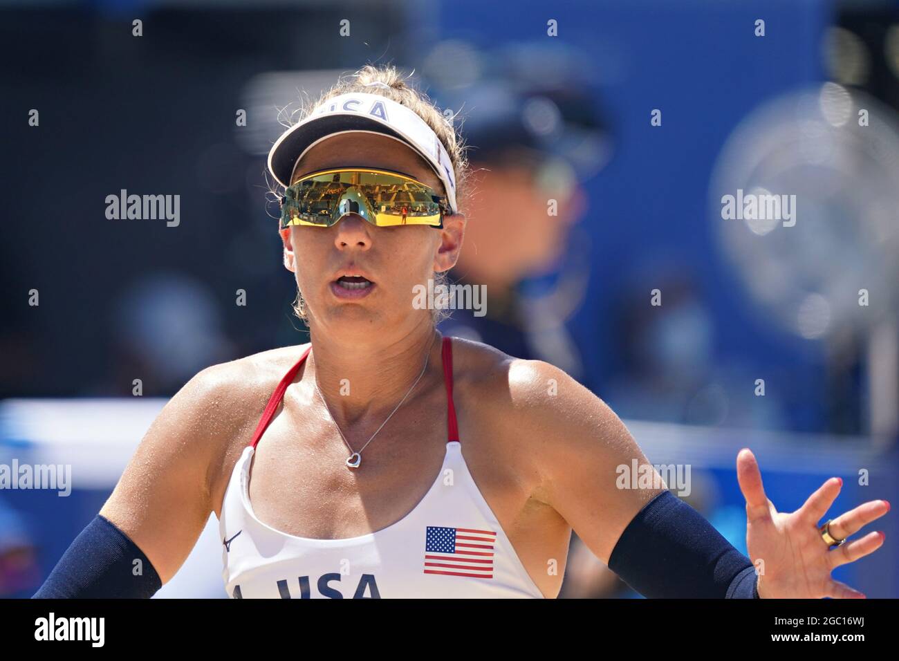 Tokio, Japan. August 2021. April Ross, #1, aus den Vereinigten Staaten, während des Goldmedaillenmatches gegen Australien beim Frauen-Beach-Volleyball bei den Olympischen Spielen in Tokio, Japan, am Freitag, den 6. August 2021. Die Vereinigten Staaten gewannen Gold, Australien, Silber und die Schweiz Bronze. Foto von Richard Ellis/UPI Credit: UPI/Alamy Live News Stockfoto