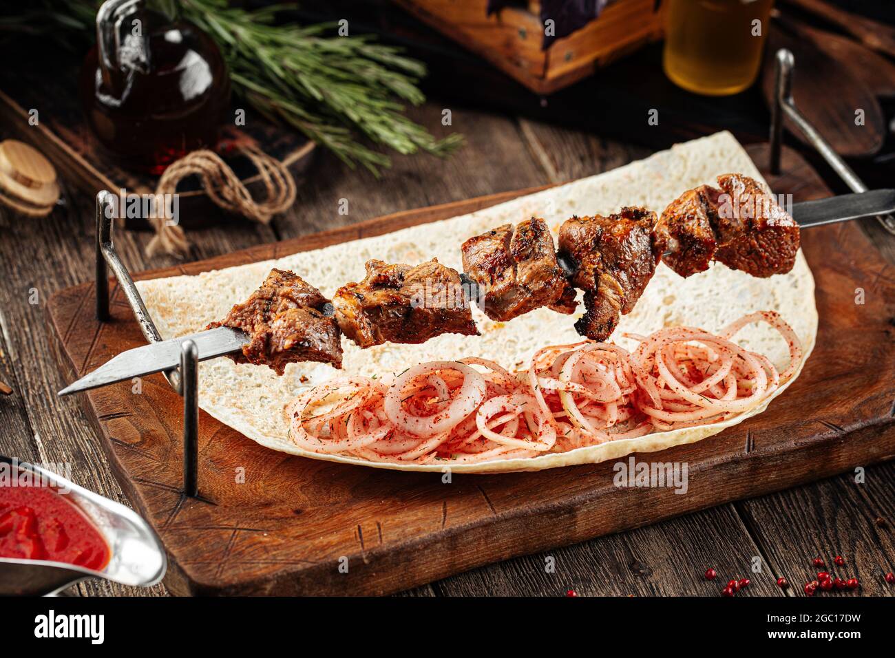 Gegrillte schaschlik-Spieße mit georgianischem Hammelfleisch Stockfoto