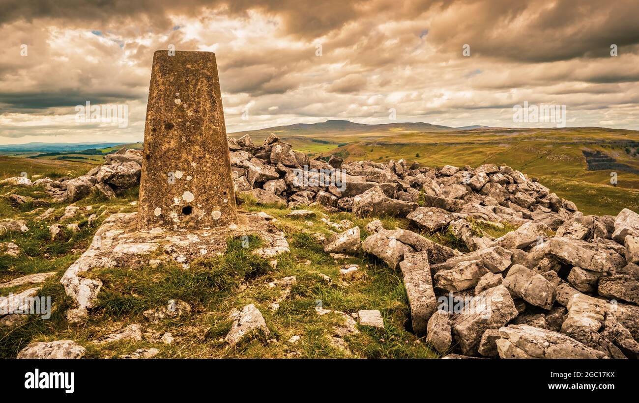 Ingleborough ist der zweithöchste Berg in den Yorkshire Dales, England. Es ist einer der Yorkshire Three Peaks und wird häufig als Teil bestiegen Stockfoto