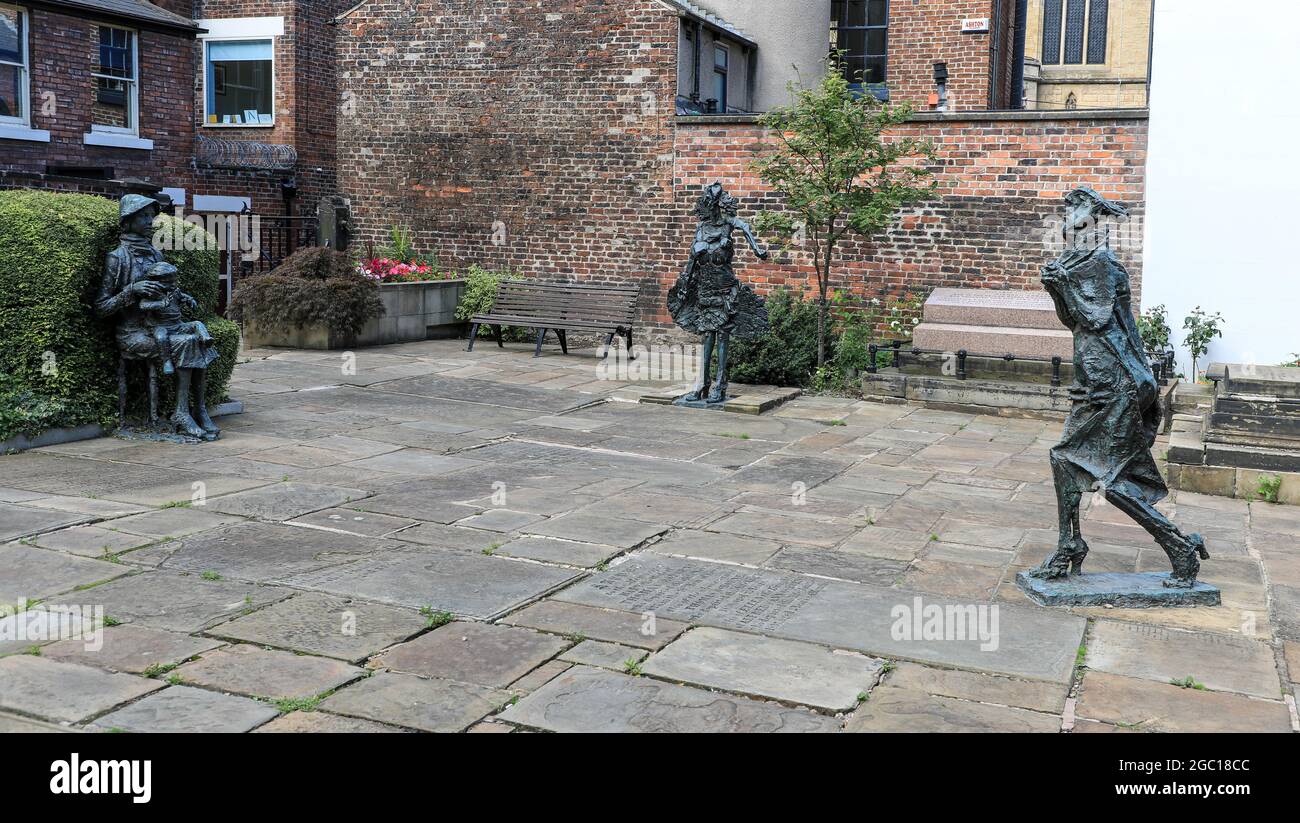 Drei Skulpturen des Bildhauers George Fullard mit den Titeln „Mutter und Kind“, „Angry Woman“ und „Running Woman“, Sheffield, England, Großbritannien Stockfoto
