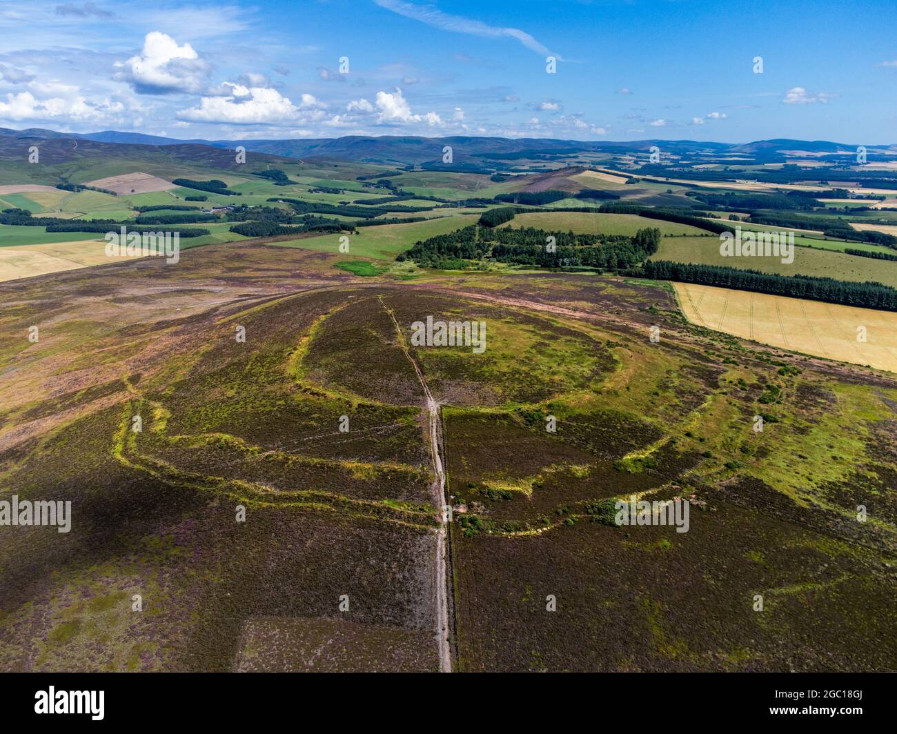 Luftaufnahme des Hügels der Eisenzeit, bekannt als Brown Caterthun in der Nähe von Brechin, Angus, Schottland Stockfoto