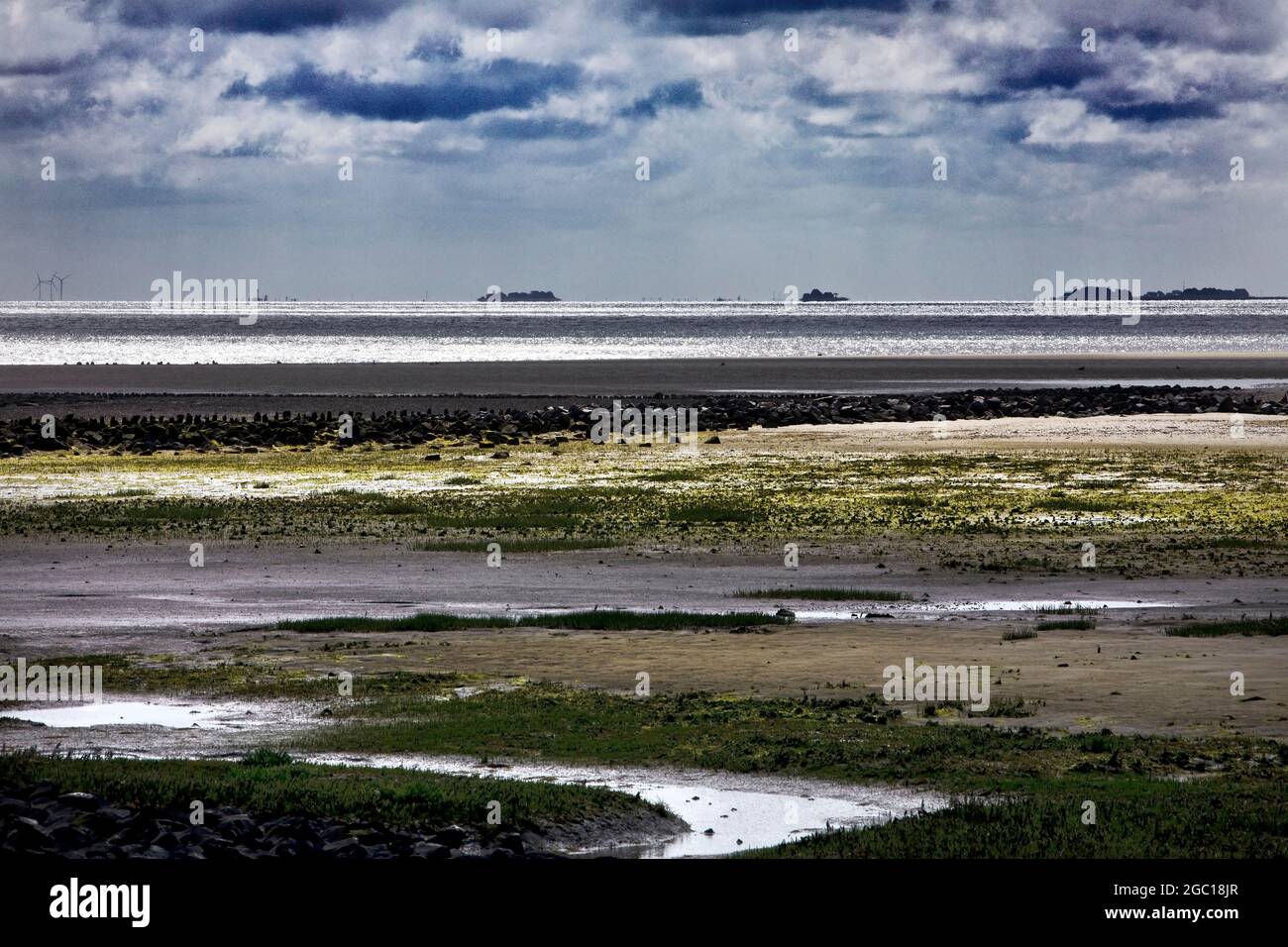 Blick auf das Wattenmeer der Nordsee mit und Hallig Langeness am Horizont mit dramatischer Atmosphäre, Deutschland, Schleswig-Holstein, Amrum Stockfoto