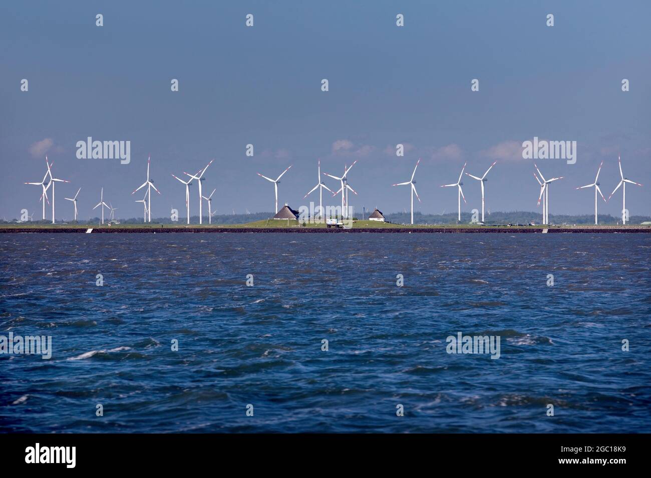 Windpark an der Nordseeküste, Deutschland, Schleswig-Holstein, Nordfriesland, Nordsee Stockfoto