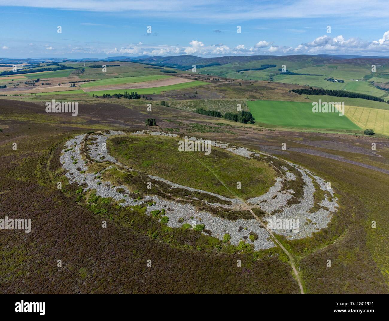 Luftaufnahme des Hügels der Eisenzeit, bekannt als White Caterthun in der Nähe von Brechin, Angus, Schottland Stockfoto