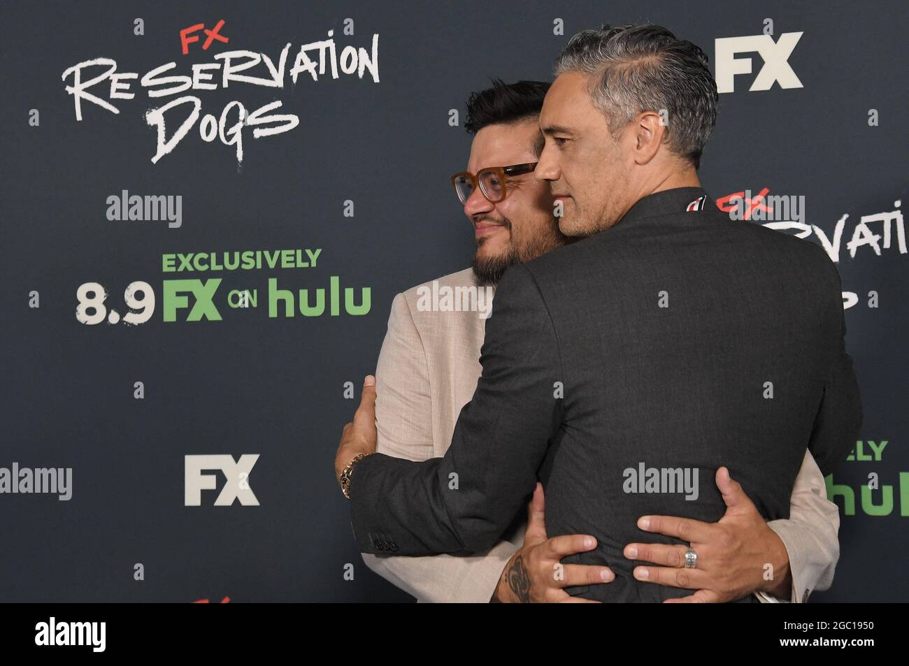 Los Angeles, USA. August 2021. (L-R) Sterlin Harjo und Taika Waititi bei der Premiere der FX RESERVATION DOGS Series im NeueHouse in Los Angeles, CA am Montag, dem 5. August 2021. (Foto: Sthanlee B. Mirador/Sipa USA) Quelle: SIPA USA/Alamy Live News Stockfoto