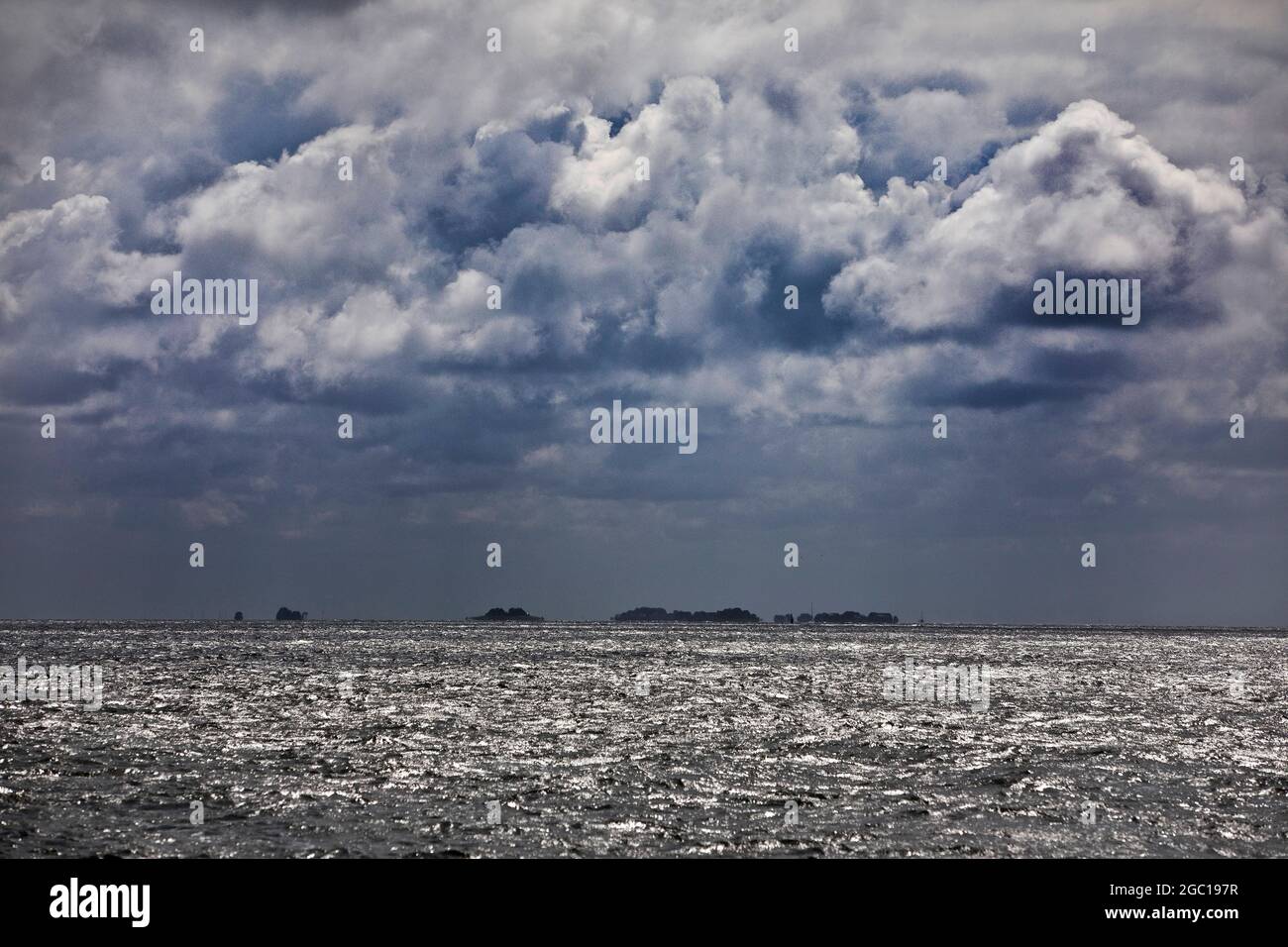 Nordsee mit dramatischer Atmosphäre und Blick auf Langeness, Deutschland, Schleswig-Holstein, Nordfriesland, Amrum Stockfoto