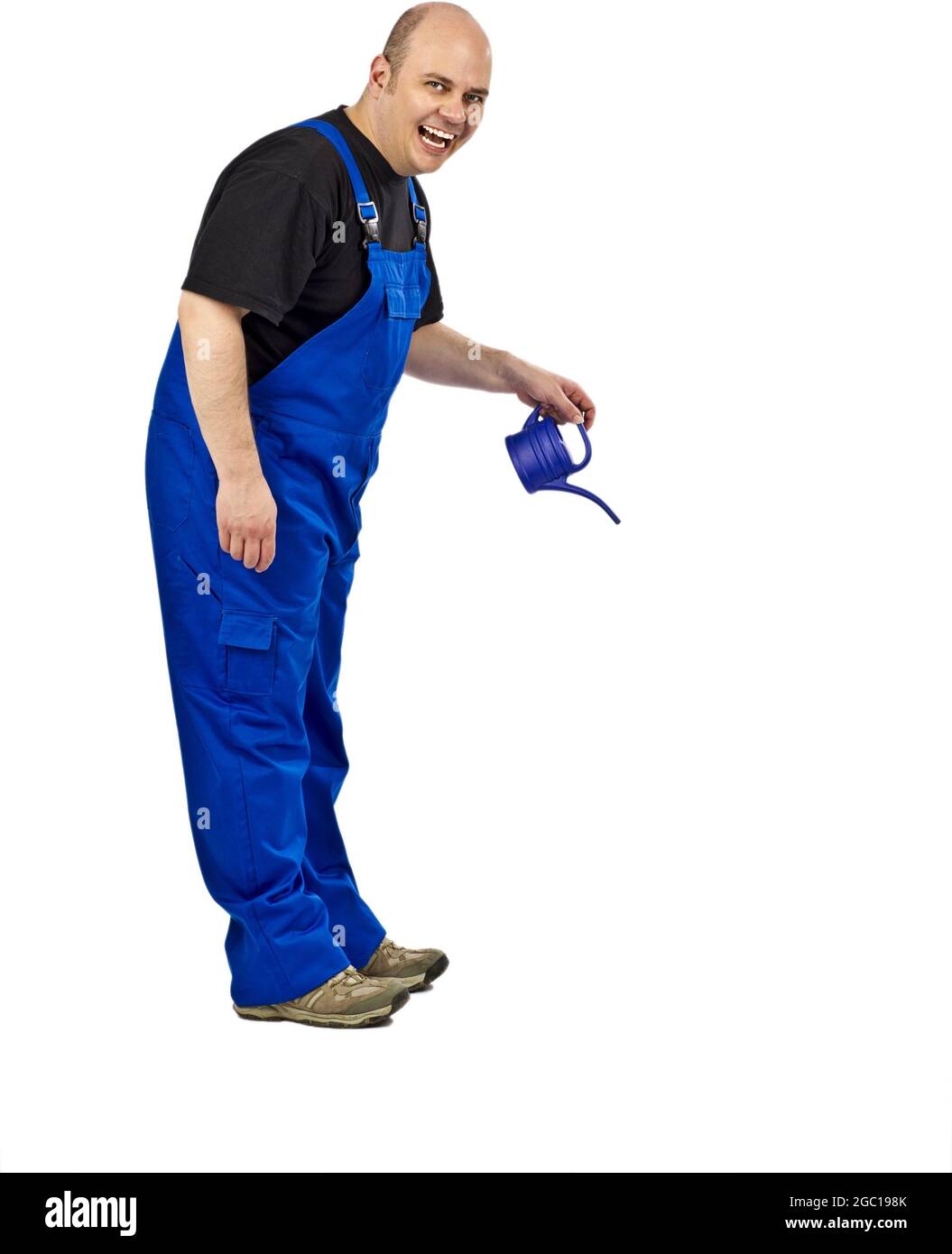 Lachender blauer Kragen Arbeiter mit kleiner Gießkanne Stockfoto