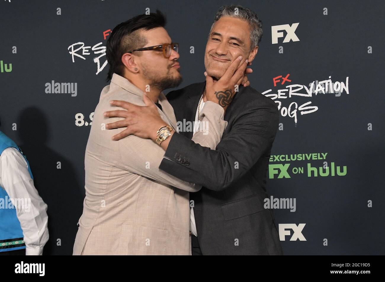 Los Angeles, USA. August 2021. (L-R) Sterlin Harjo und Taika Waititi bei der Premiere der FX RESERVATION DOGS Series im NeueHouse in Los Angeles, CA am Montag, dem 5. August 2021. (Foto: Sthanlee B. Mirador/Sipa USA) Quelle: SIPA USA/Alamy Live News Stockfoto