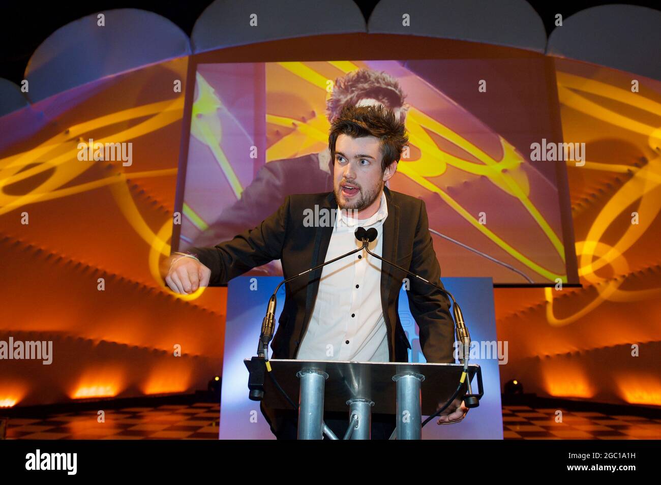 Jack Whitehall auf der Bühne Stockfoto