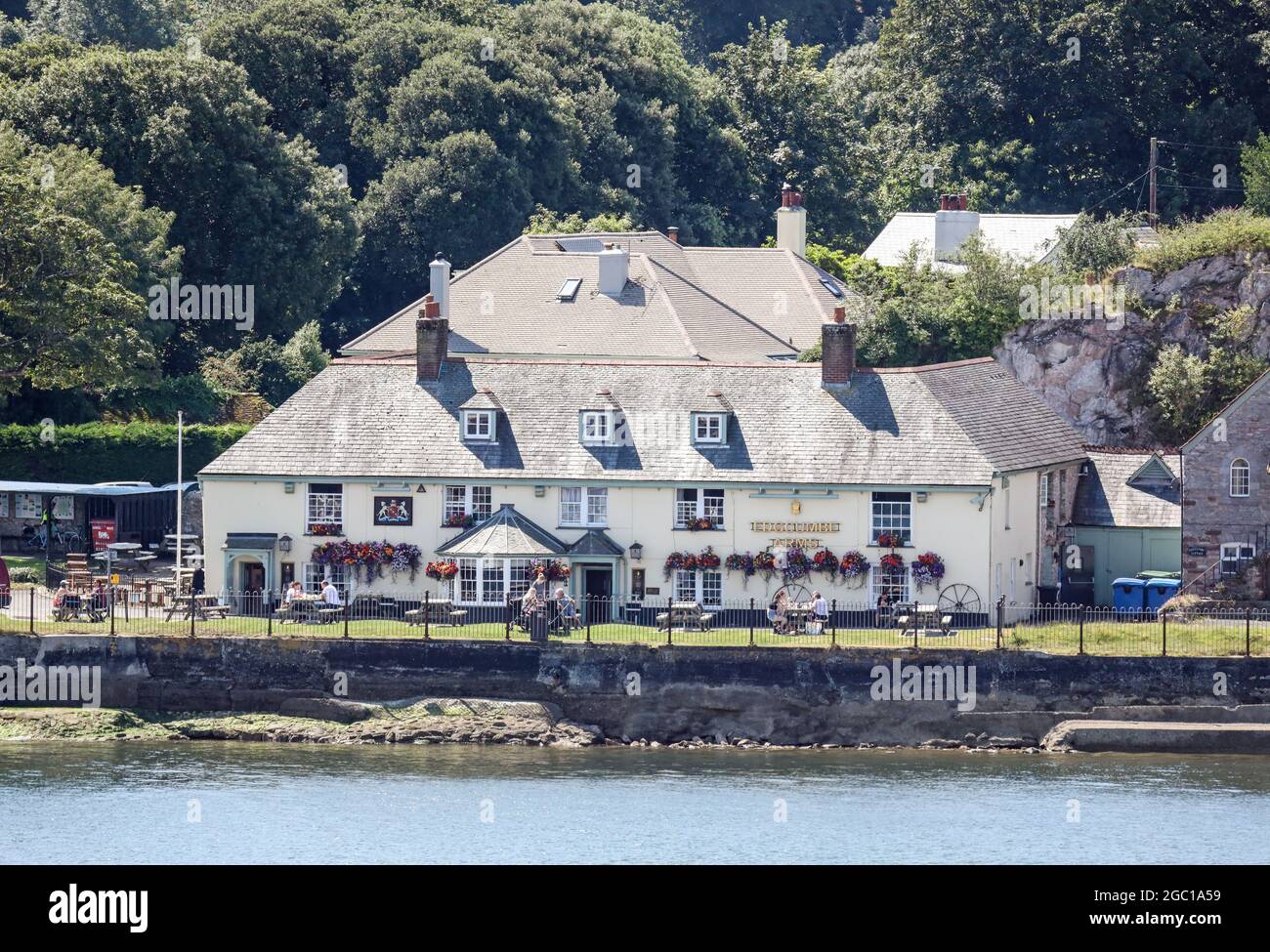 Am Ufer des Flusses Tamar bietet das Edgcumbe Arms in Cremyll einen wunderschönen Blick über den Rover bis zum Mount Wise in Devonport und dem Royal William Ya Stockfoto