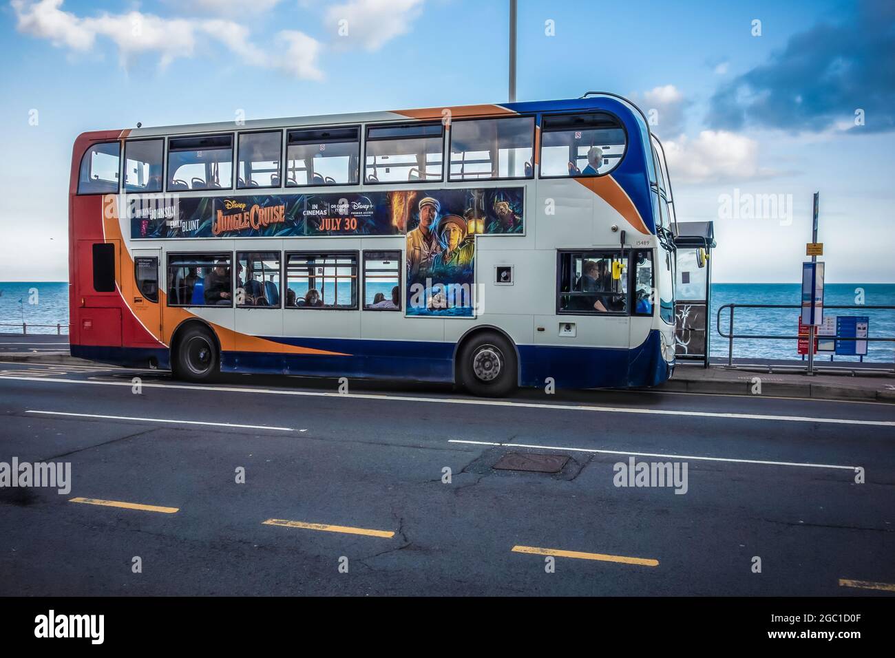 Bus wartet auf Passagiere an Bord, Hastings East Sussex Stockfoto