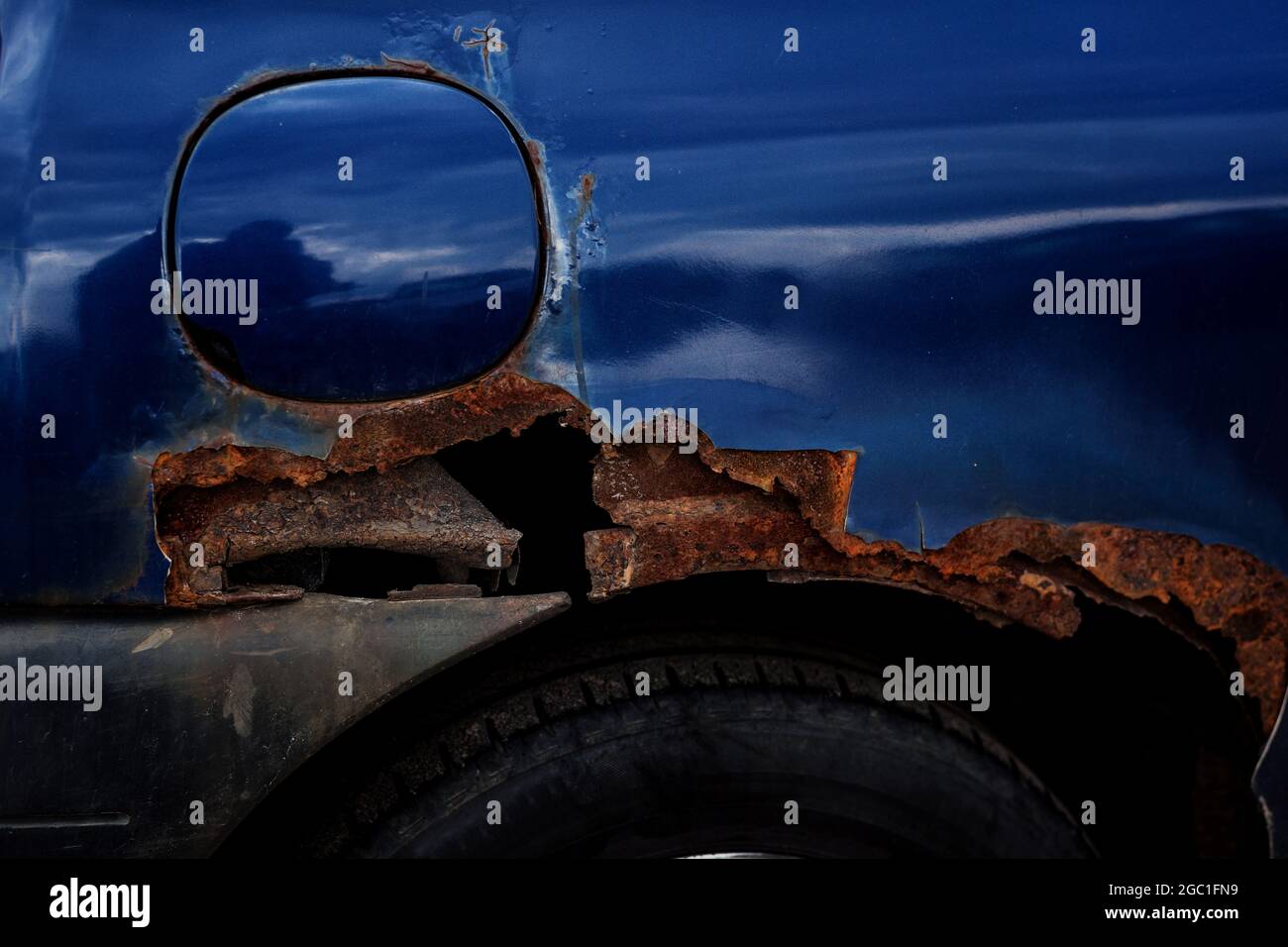 Korrosion an einem Auto Kotflügel, rostige Auto Stockfotografie - Alamy
