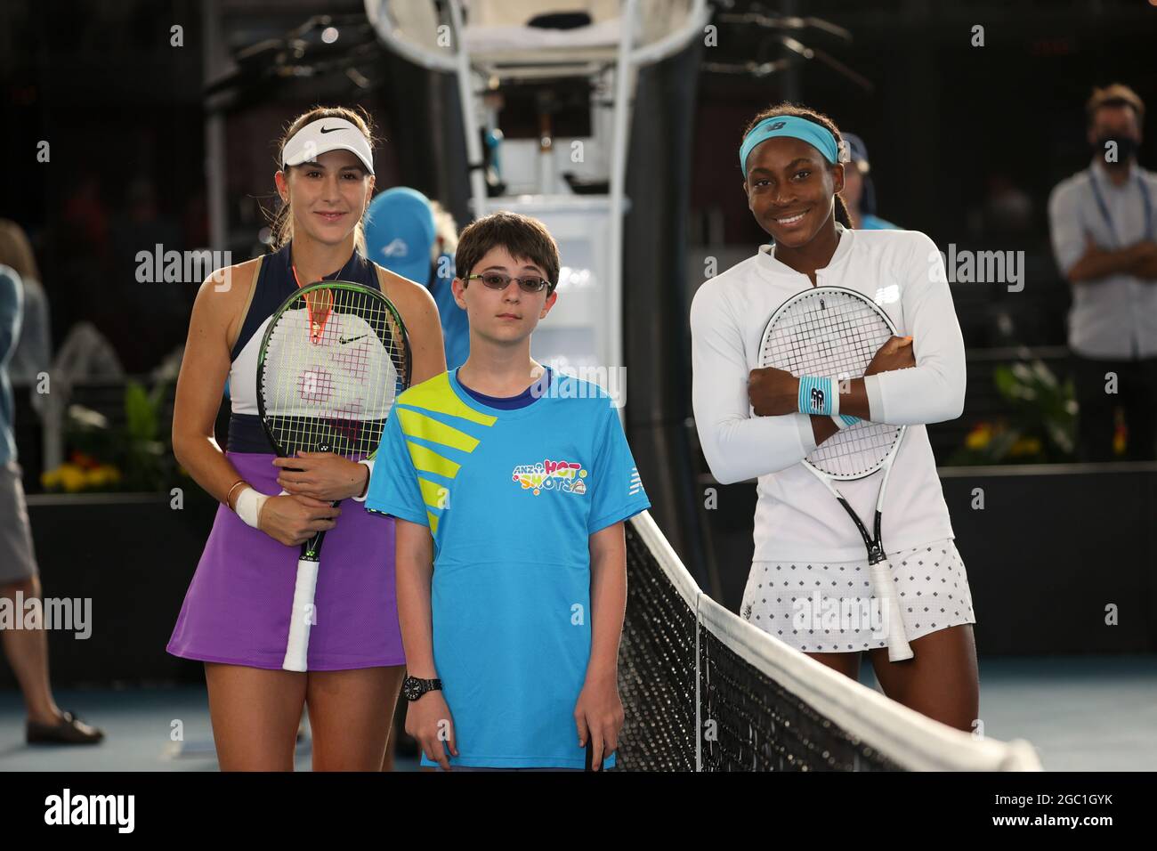 ADELAIDE, AUSTRALIEN - 26. FEBRUAR: Coco Gauff aus den Vereinigten Staaten und Belinda Bencic aus der Schweiz vor ihrem Einzelspiel am fünften Tag des Adelaide International Tennisturniers im Memorial Drive am 26. Februar 2021 in Adelaide, Australien. Quelle: Peter Mundy/Speed Media/Alamy Live News Stockfoto