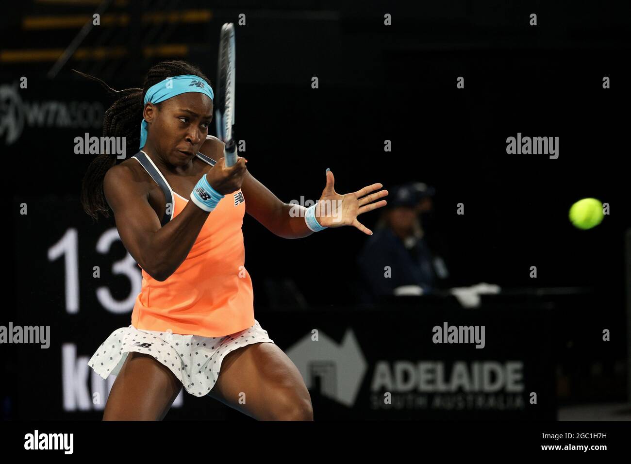 ADELAIDE, AUSTRALIEN - 26. FEBRUAR: Coco Gauff aus den Vereinigten Staaten spielt am fünften Tag des Adelaide International Tennisturniers am Memorial Drive am 26. Februar 2021 in Adelaide, Australien, einen Schuss gegen Belinda Bencic aus der Schweiz. Quelle: Peter Mundy/Speed Media/Alamy Live News Stockfoto