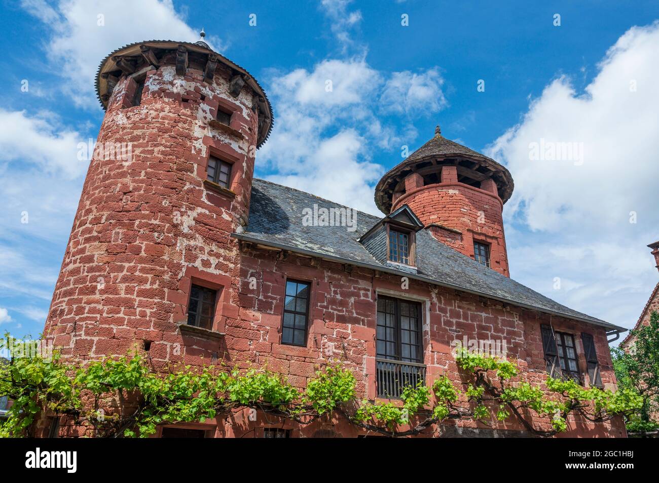 Collonges-la-Rouge, ein Juwel aus rotem Sandstein von Corrèze, gilt als eines der schönsten Dörfer Frankreichs. Stockfoto