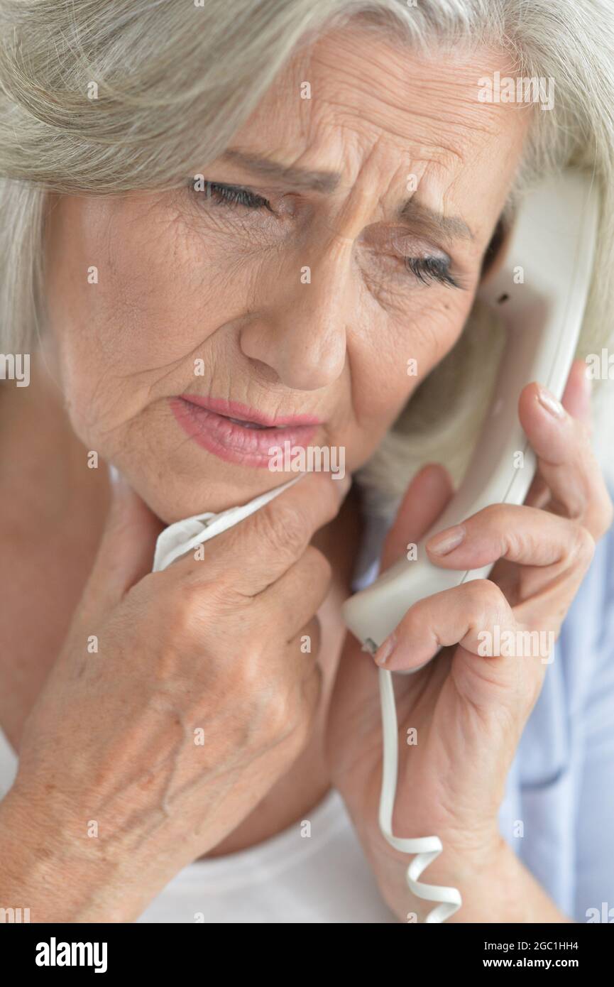 Portrait von traurige ältere Frau am Telefon sprechen Stockfoto
