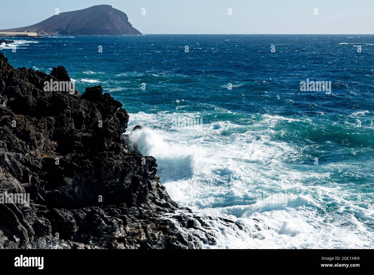Küste mit schwarzen Vulkanfelsen in Los Abrigos, Teneriffa, Kanarische Inseln, Spanien Stockfoto