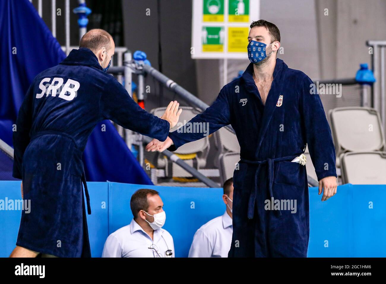 TOKIO, JAPAN - 6. AUGUST: Dusan Mandic aus Serbien, Filip Filipovic aus Serbien während des Halbfinalspiels der Männer beim Olympischen Wasserball-Turnier Tokio 2020 zwischen Serbien und Spanien am 6. August 2021 im Tatsumi Waterpolo Center in Tokio, Japan (Foto: Marcel ter Bals/Orange Picles) Stockfoto