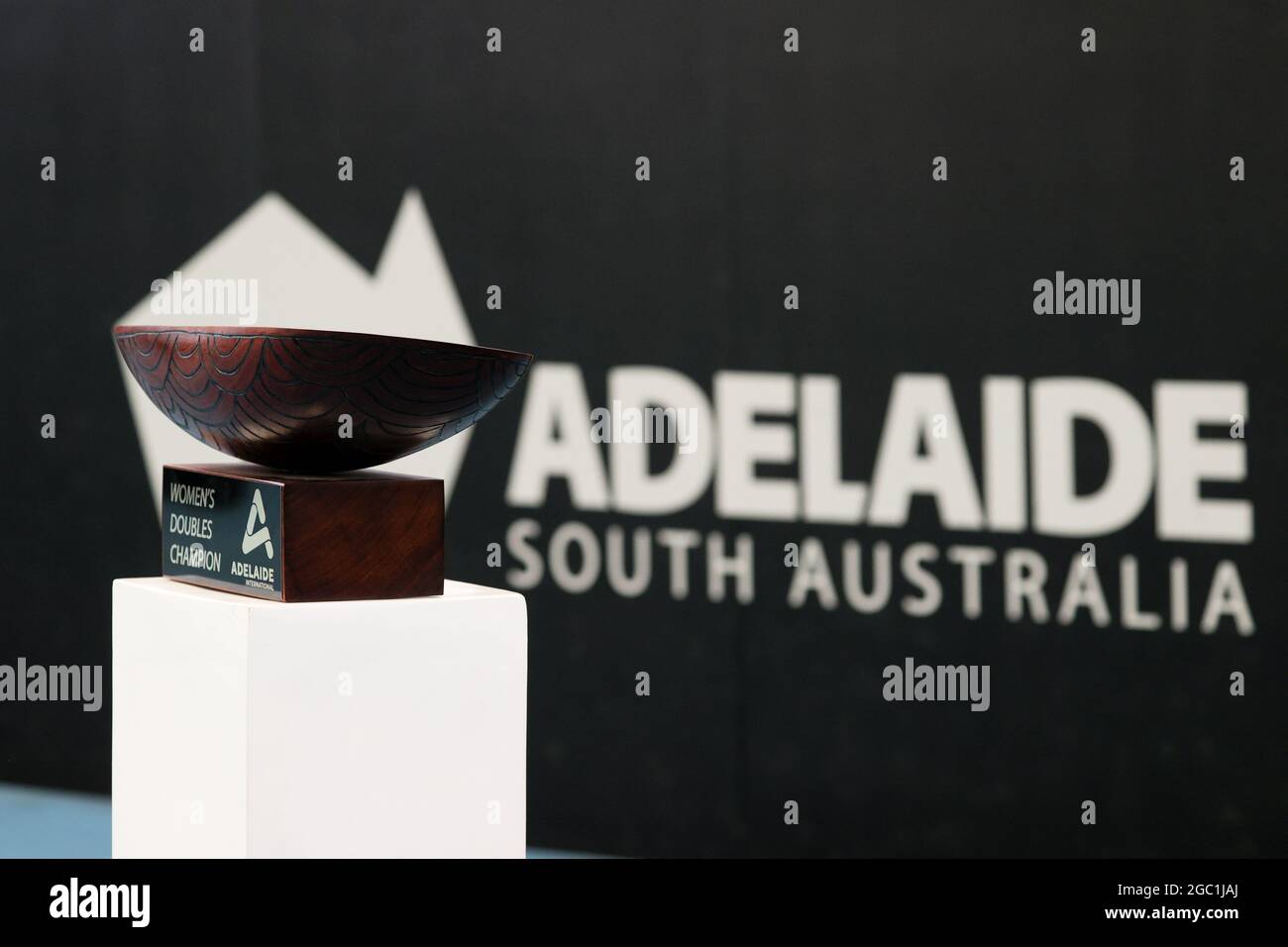 ADELAIDE, AUSTRALIEN – 27. FEBRUAR: Trophäe für den Womens Doubles Sieger im Spiel zwischen Hayley Carter aus den Vereinigten Staaten und Luisa Stefani aus Brasilien und Alexa Guarachi aus Chile und Desirae Krawczyk aus den Vereinigten Staaten am sechsten Tag des Adelaide International Tennis Turniers am Memorial Drive am 27. Februar 2021 in Adelaide, Australien. Quelle: Peter Mundy/Speed Media/Alamy Live News Stockfoto