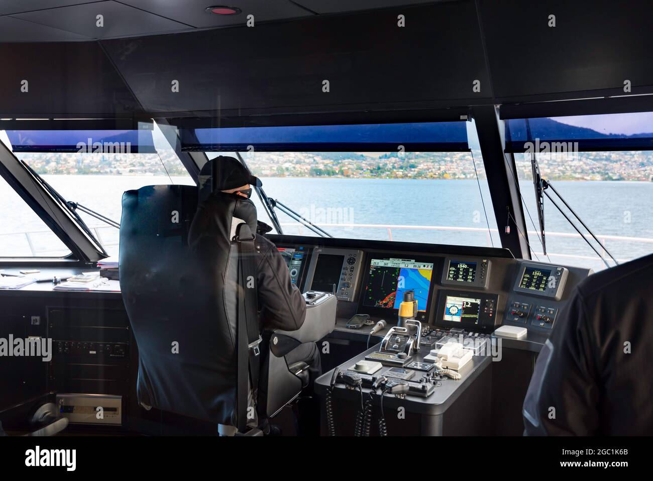 Der Kapitän auf der Schiffsbrücke der Mona Roma-Doppelhullfähre MR-1 steuert in Richtung MONA auf dem Derwent River in Hobart, Tasmanien, Australien Stockfoto