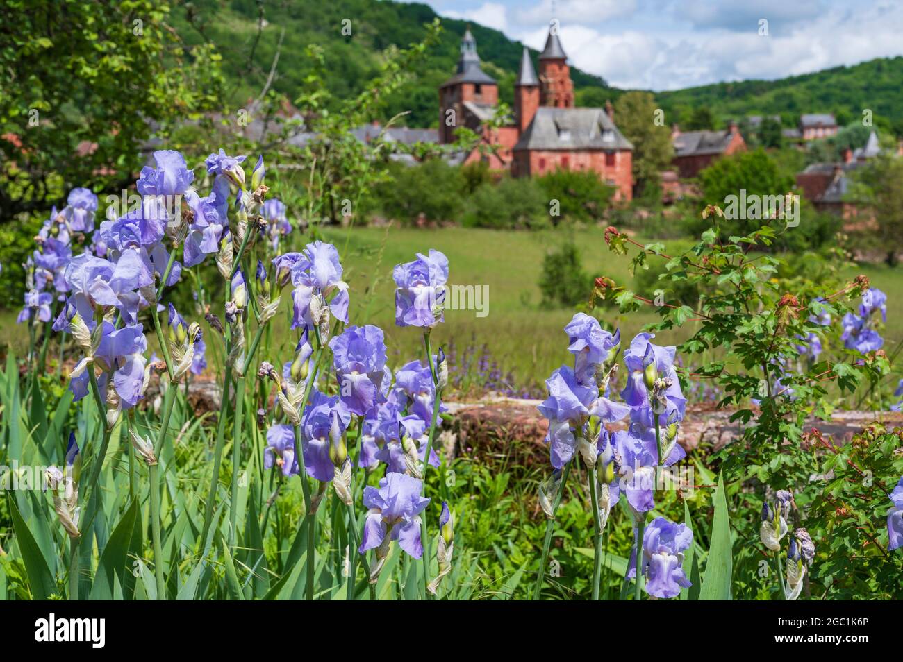 Collonges-la-Rouge, ein Juwel aus rotem Sandstein von Corrèze, gilt als eines der schönsten Dörfer Frankreichs. Stockfoto