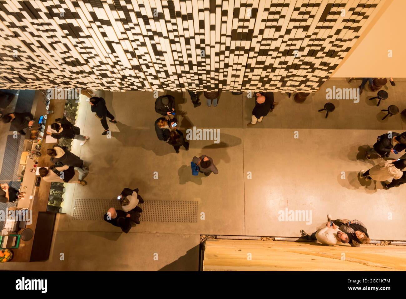 Ein Blick auf die Besucher des Ausstellungsbereichs im Museum of New and Old Art (MONA) in Hobart, Tasmanien, Australien Stockfoto