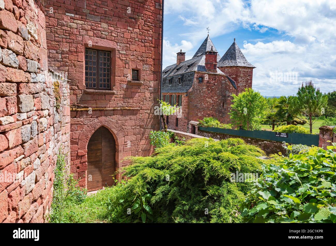 Blick auf die Château de Vassinhac in Collonges-la-Rouge, die als eines der schönsten Dörfer Frankreichs gilt. Stockfoto