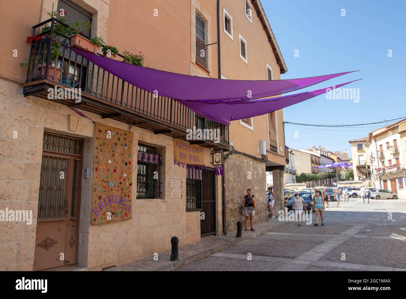 BRIHUEGA, SPANIEN - 10. JULI 2021: Während der Blütezeit der Lavendelfelder, Brihuega, Guadalajara, Castilla-La, ist die Stadtstraße mit violetten Bannern geschmückt Stockfoto