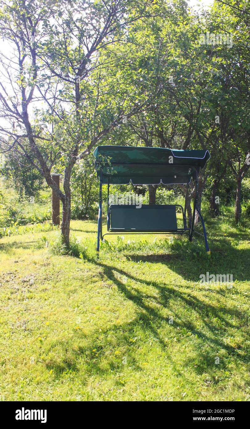 Schaukel im Sommer Park in suuny Tag. Stockfoto