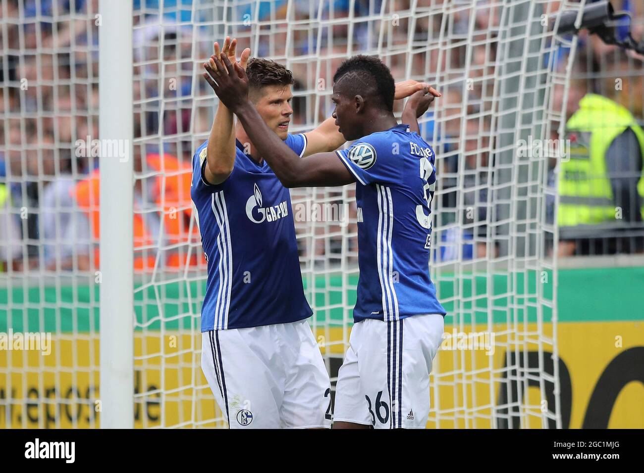 Freiburg, Deutschland. 20. Aug 2016. firo: Fuvuball, Fußball: 08/20/2016 1. Bundesliga, Saison 2016/2017: DFB-Pokal, DFB Pokal, 1. Runde, FC 08 Villingen - FC Schalke 04, S04, goaljubel, Jubel, Freude, Tor zu 2-0 von Breel Embolo (Schalke), Klaas-Jan Huntelaar (Schalke) Credit: dpa/Alamy Live News Stockfoto